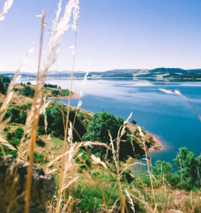 Vue de la base de loisirs nautiques du lac de Naussac