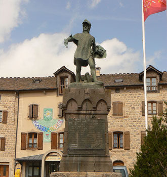 Vue du village médiéval de Châteauneuf-de-Randon situé en Lozère en région Occitanie à quelques kilomètres gîte Lou Saltret