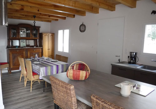 Vue du coin repas du gîte Lou Saltret en Lozère