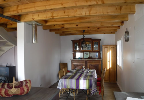 Vue du coin repas du gîte Lou Saltret en hébergement pour curiste près de Bagnols les Bains