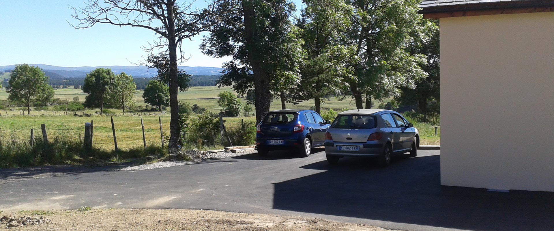 Vue du parking privatif; aménagement exétrieur du gîte Lou Saltret en Lozère