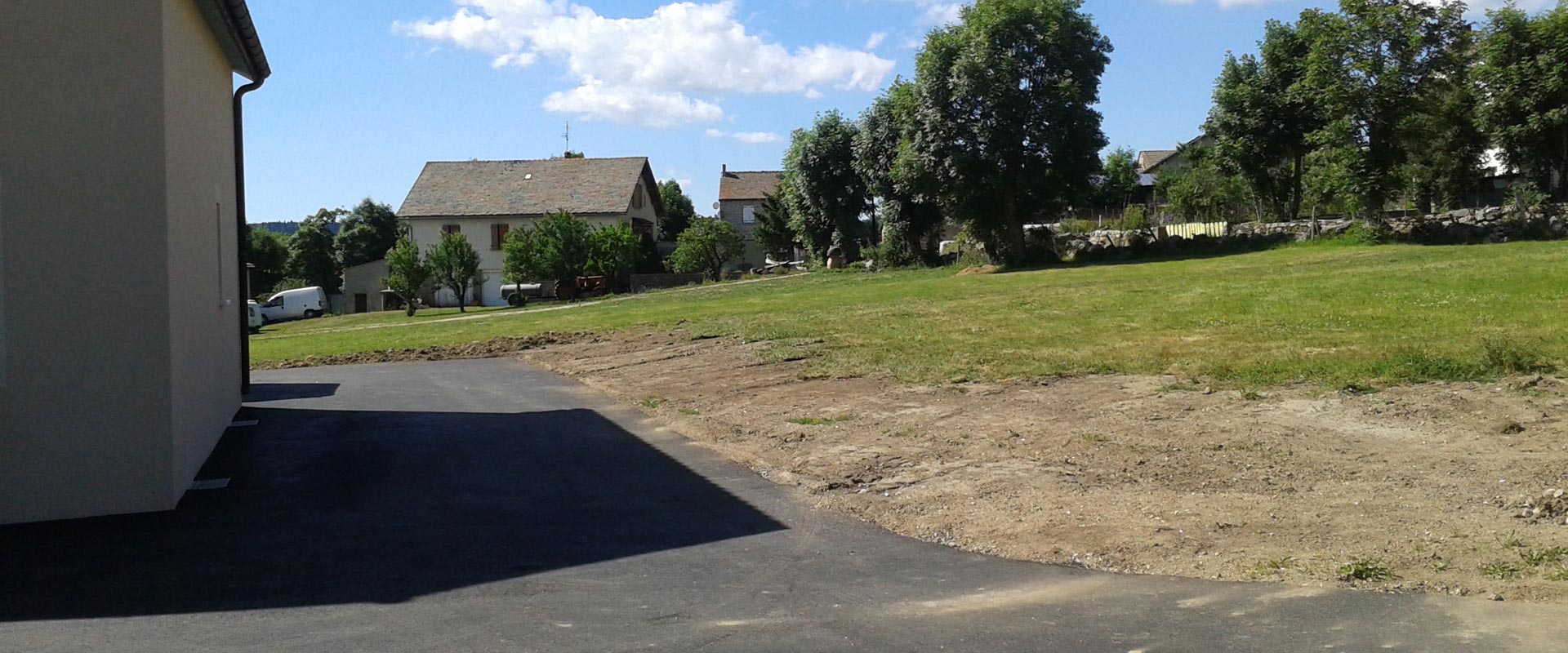 Vue du parking privatif; aménagement exétrieur du gîte rural Lou Saltret en Lozère