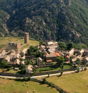 Vue de la Garde-Guérin village fortifié du XII siècle, situé à quelques kilomètres du gîte Lou Saltret en Lozèrehères.